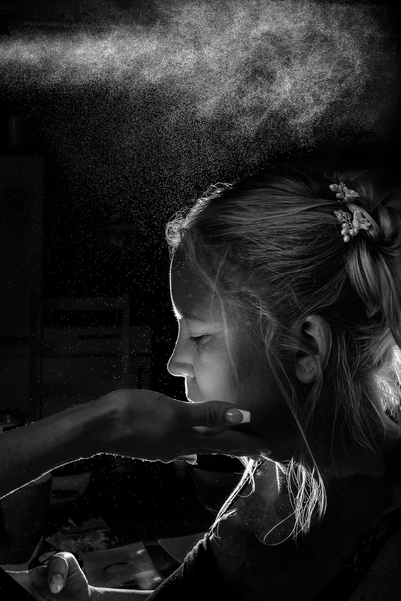 Getting Ready Braut Haarspray Nebel Gegenlicht